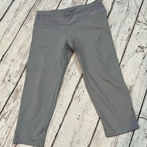 VICTORIA'S SECRET Gray Knockout Capri Leggings-Large